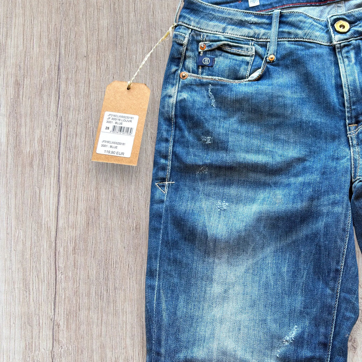 Jean femme Le Temps des Cerises taille 34 bleu slim effet délavé avec zips aux chevilles.