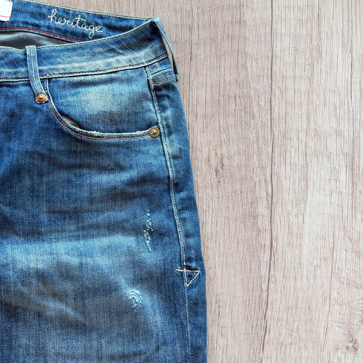 Jean femme Le Temps des Cerises taille 34 bleu slim effet délavé avec zips aux chevilles.