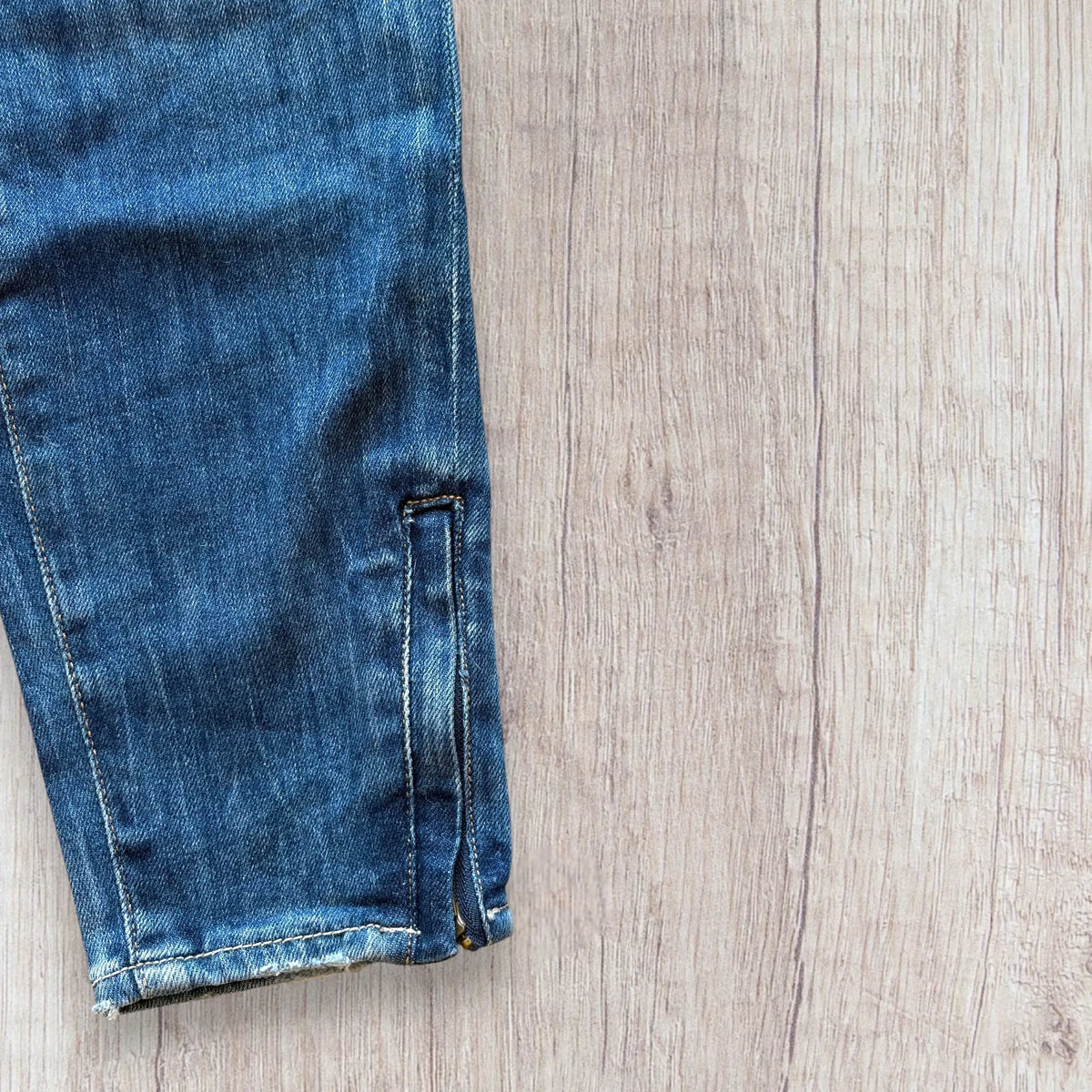Jean femme Le Temps des Cerises taille 34 bleu slim effet délavé avec zips aux chevilles.