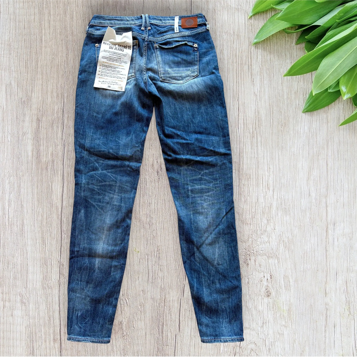 Jean femme Le Temps des Cerises taille 34 bleu slim effet délavé avec zips aux chevilles.