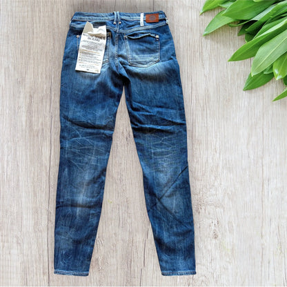 Jean femme Le Temps des Cerises taille 34 bleu slim effet délavé avec zips aux chevilles.