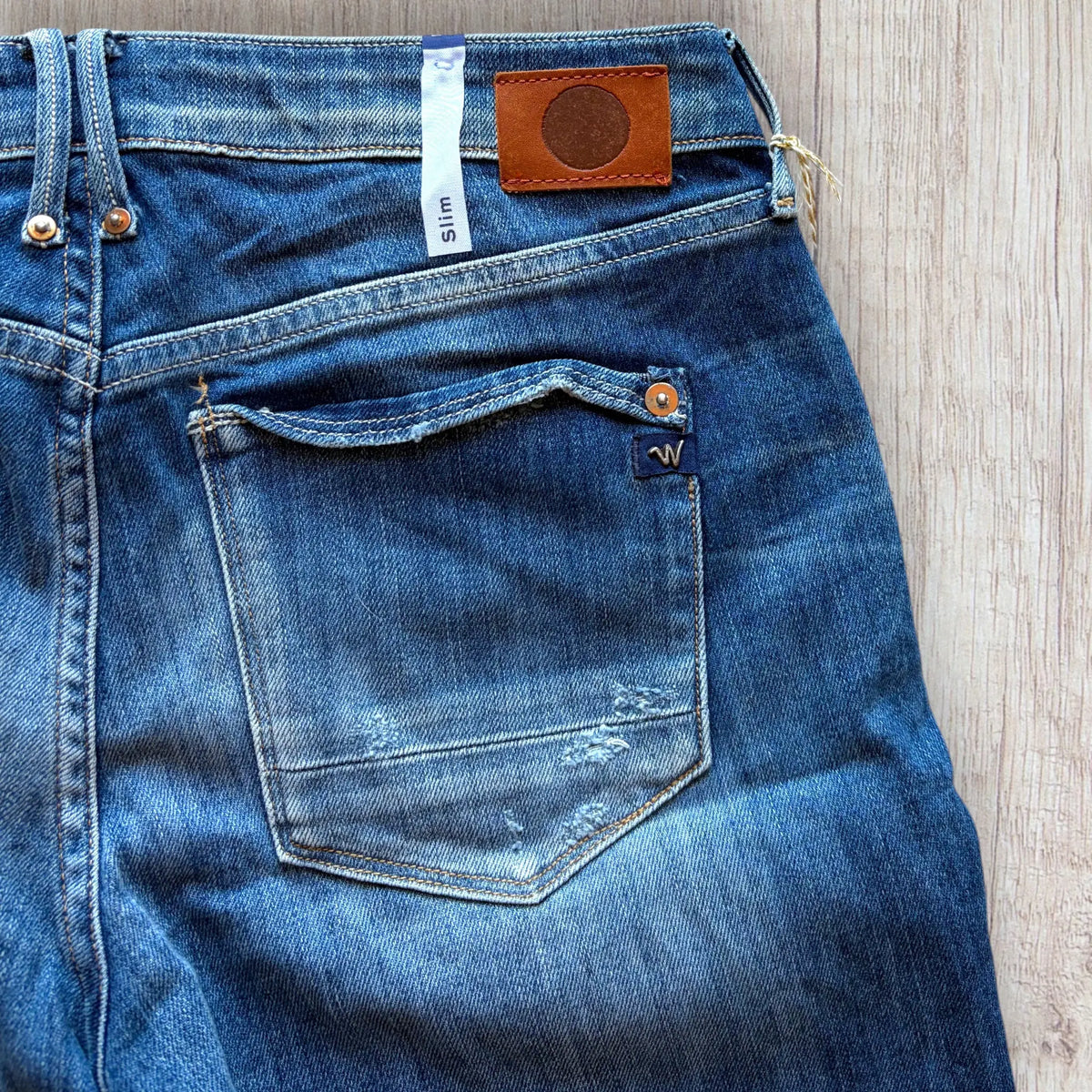 Jean femme Le Temps des Cerises taille 34 bleu slim effet délavé avec zips aux chevilles.