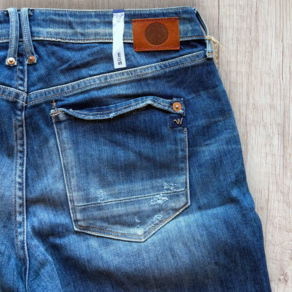 Jean femme Le Temps des Cerises taille 34 bleu slim effet délavé avec zips aux chevilles.