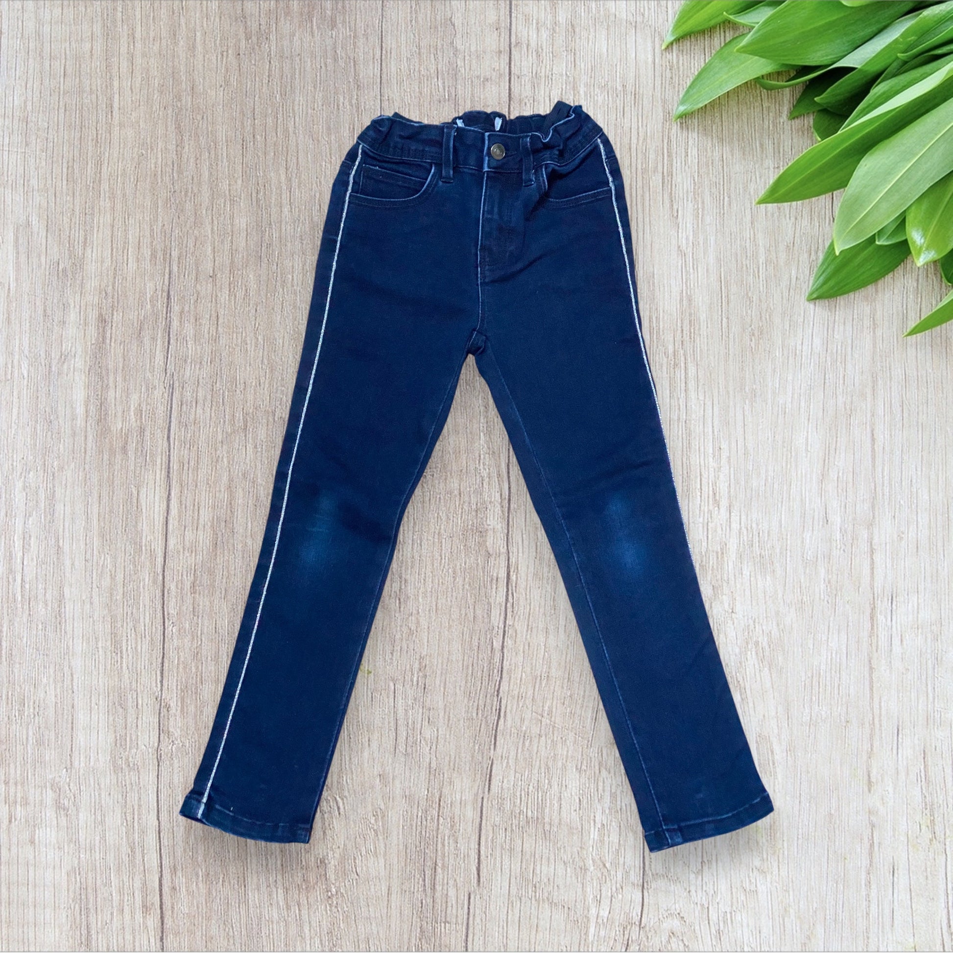 Jean fille 6 ans slim foncé avec liseré argenté et effet décoloré aux genoux