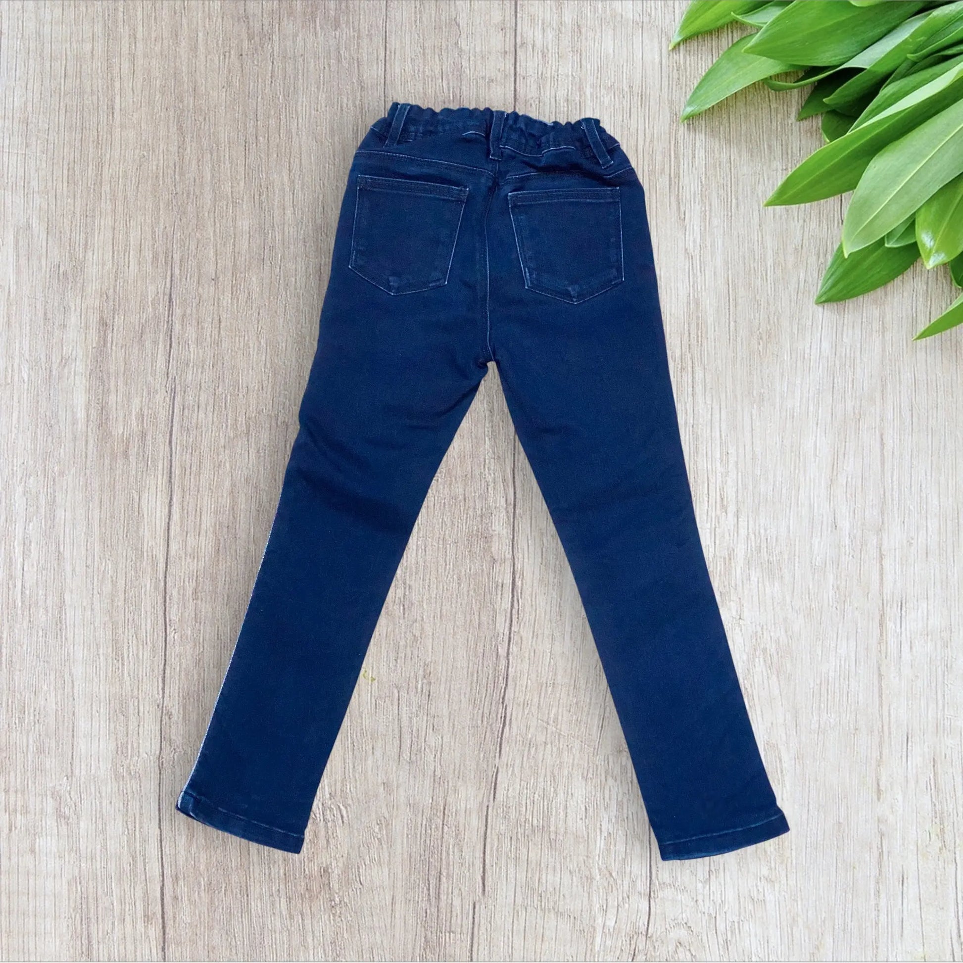 Jean fille 6 ans slim foncé avec liseré argenté et effet décoloré aux genoux