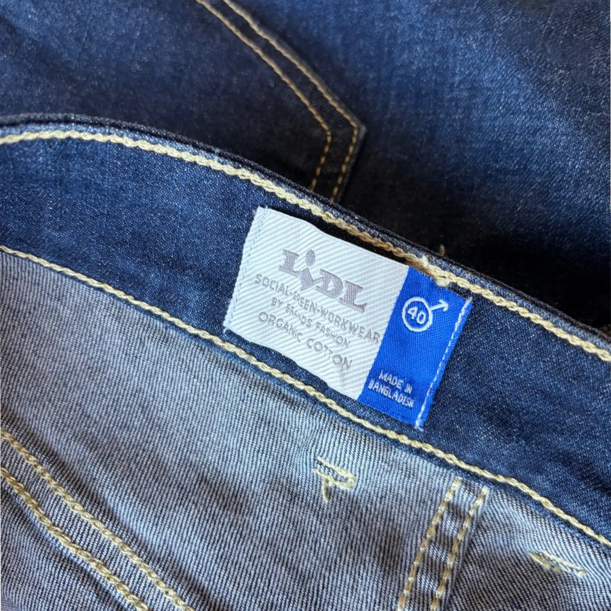 Jean homme Lidl taille 40 bleu foncé à 5 poches.
