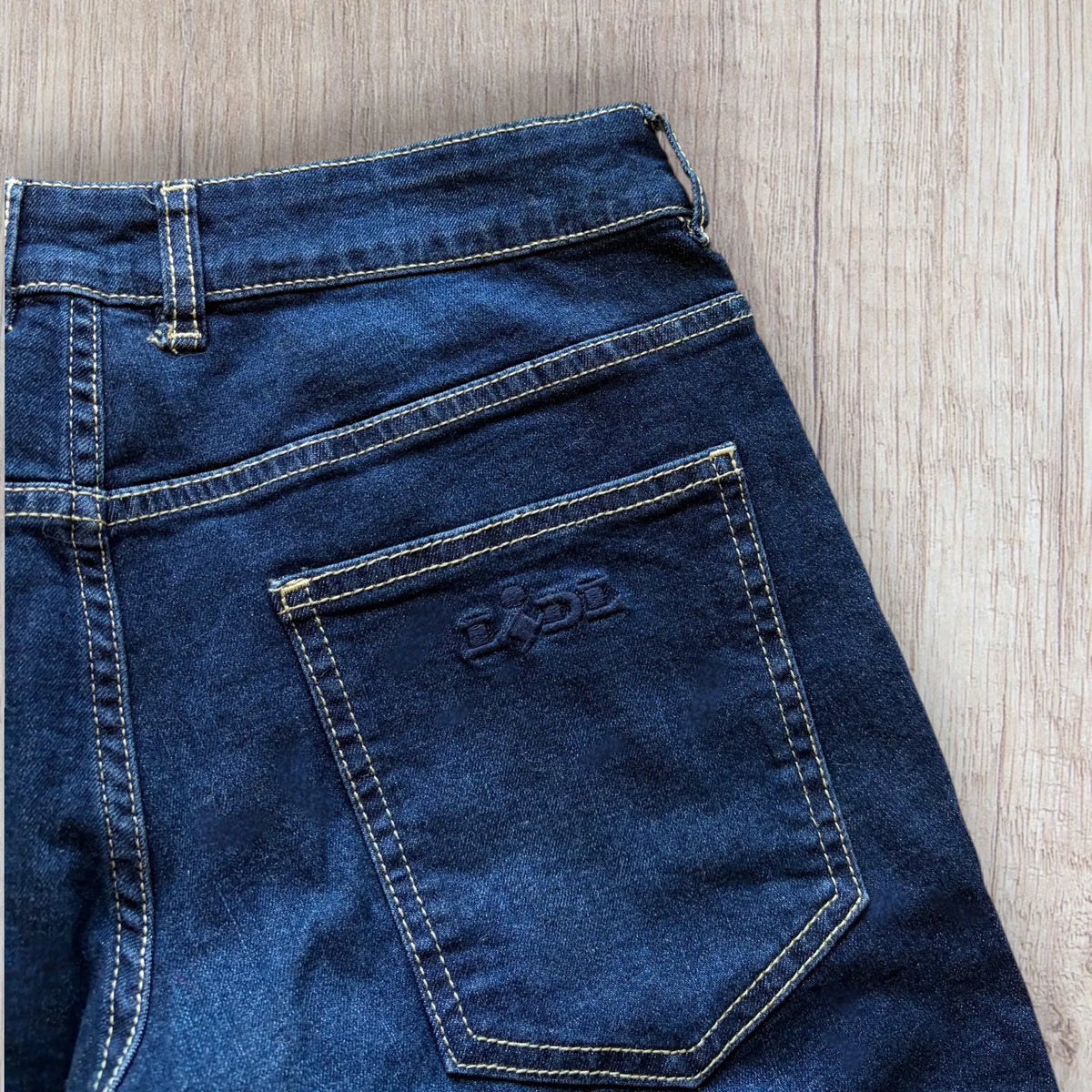 Jean homme Lidl taille 40 bleu foncé à 5 poches.