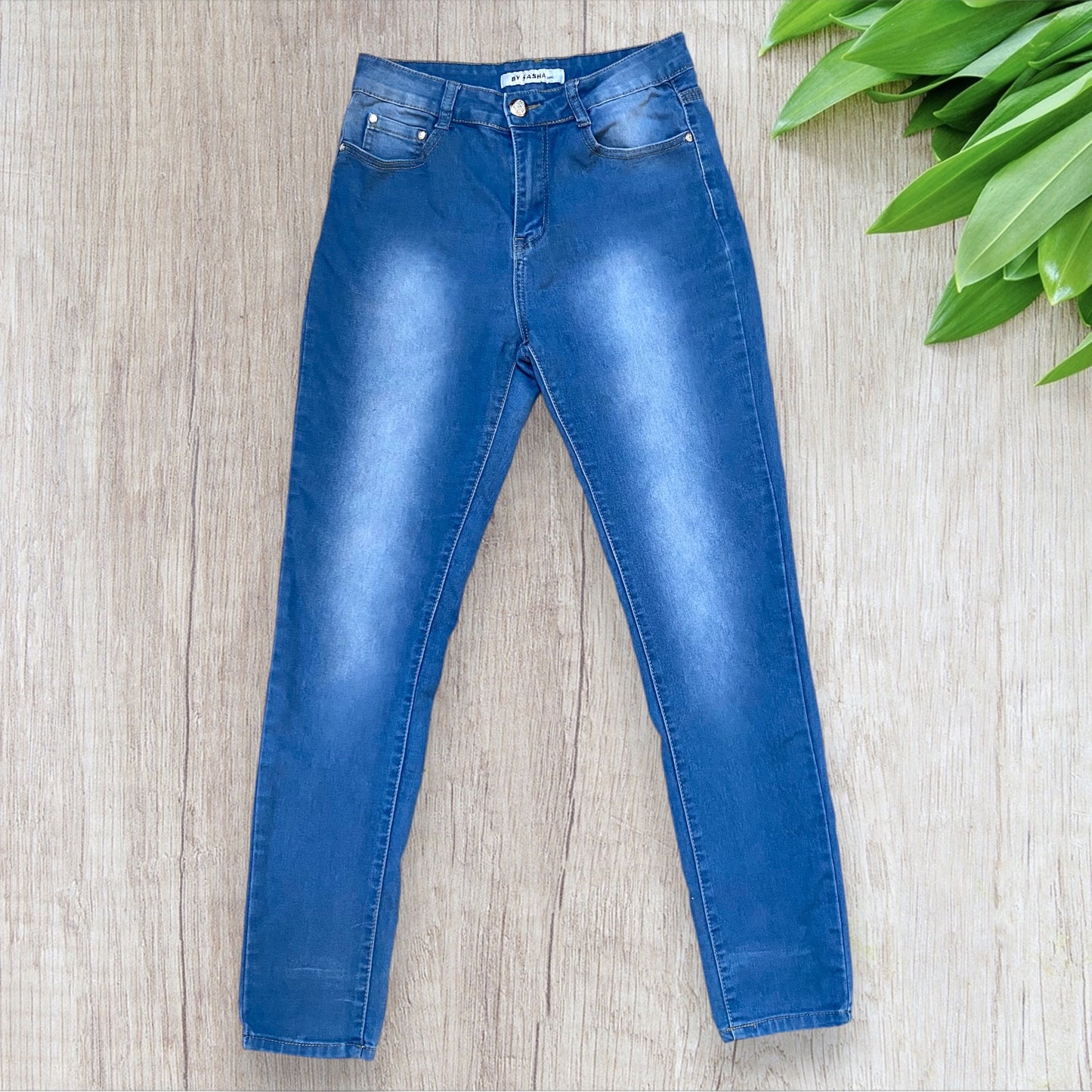 Jean slim femme By Sasha L bleu clair délavé avec boutons et clous cœur argenté