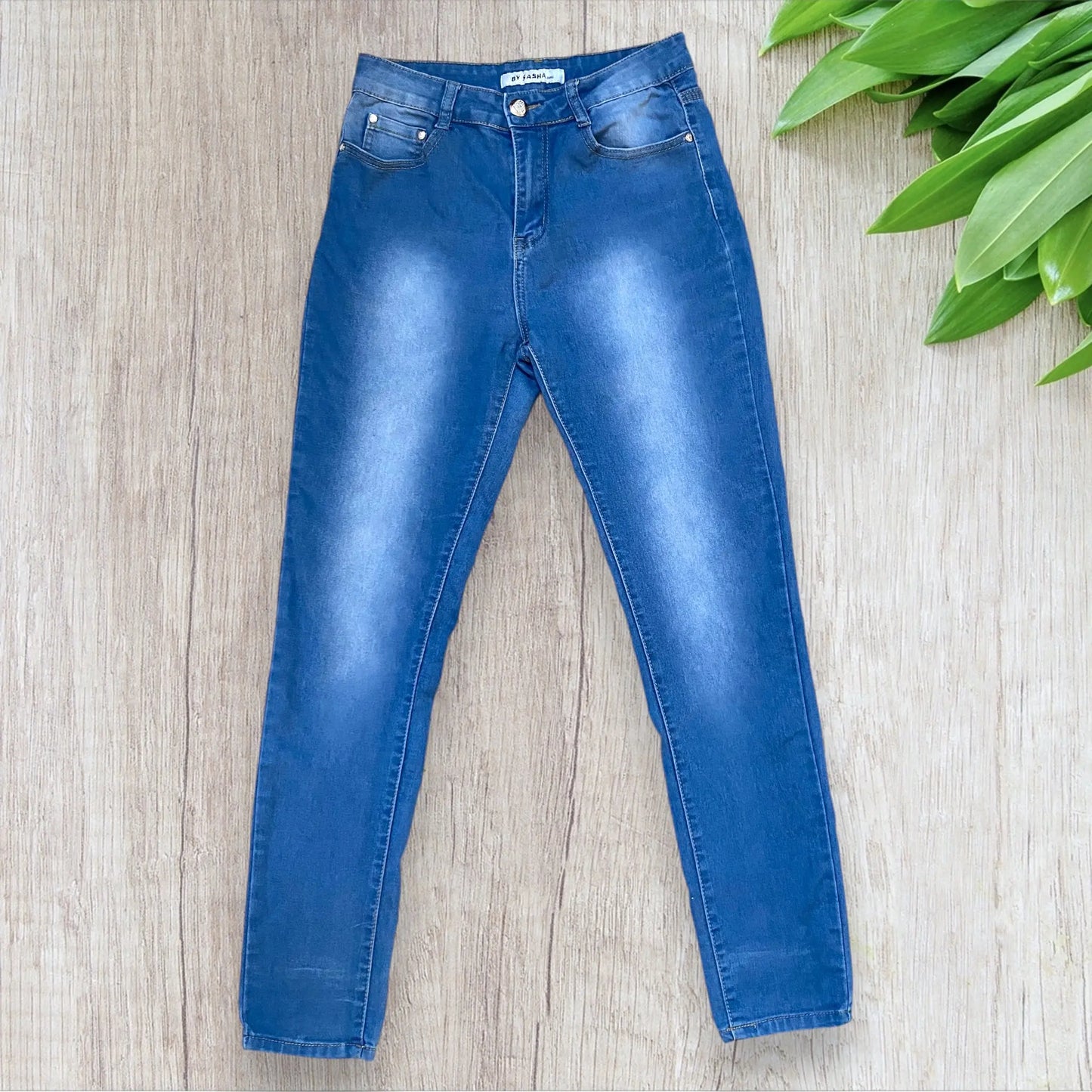 Jean slim femme By Sasha L bleu clair délavé avec boutons et clous cœur argenté