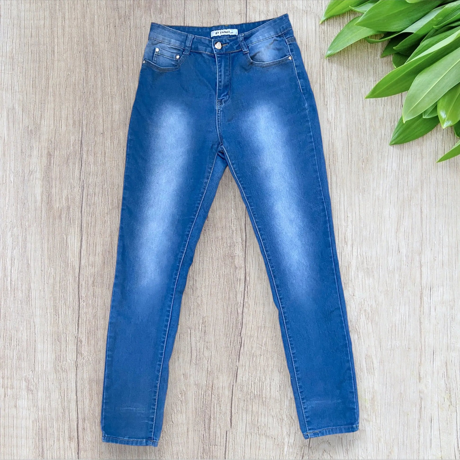 Jean slim femme By Sasha L bleu clair délavé avec boutons et clous cœur argenté