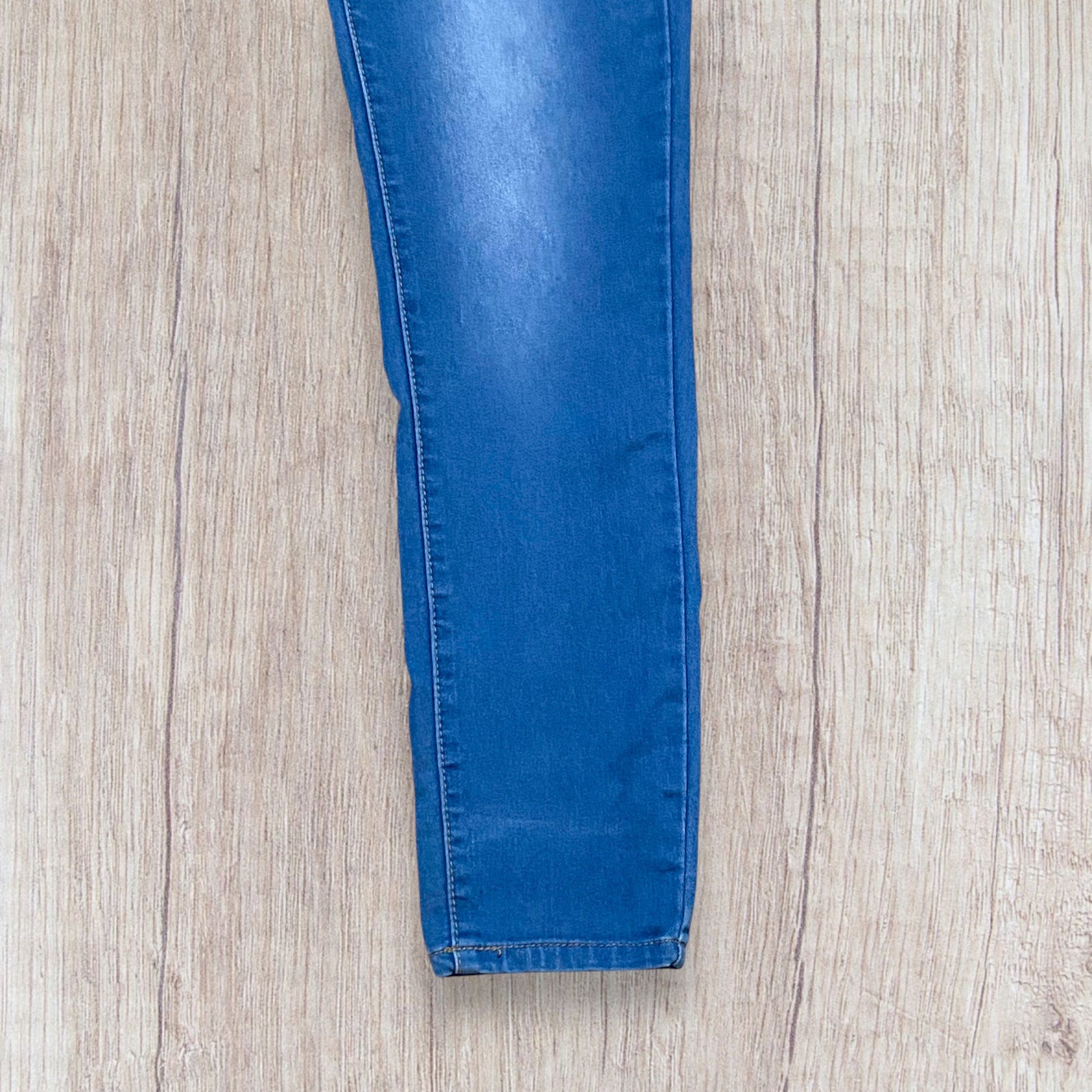 Jean slim femme By Sasha L bleu clair délavé avec boutons et clous cœur argenté