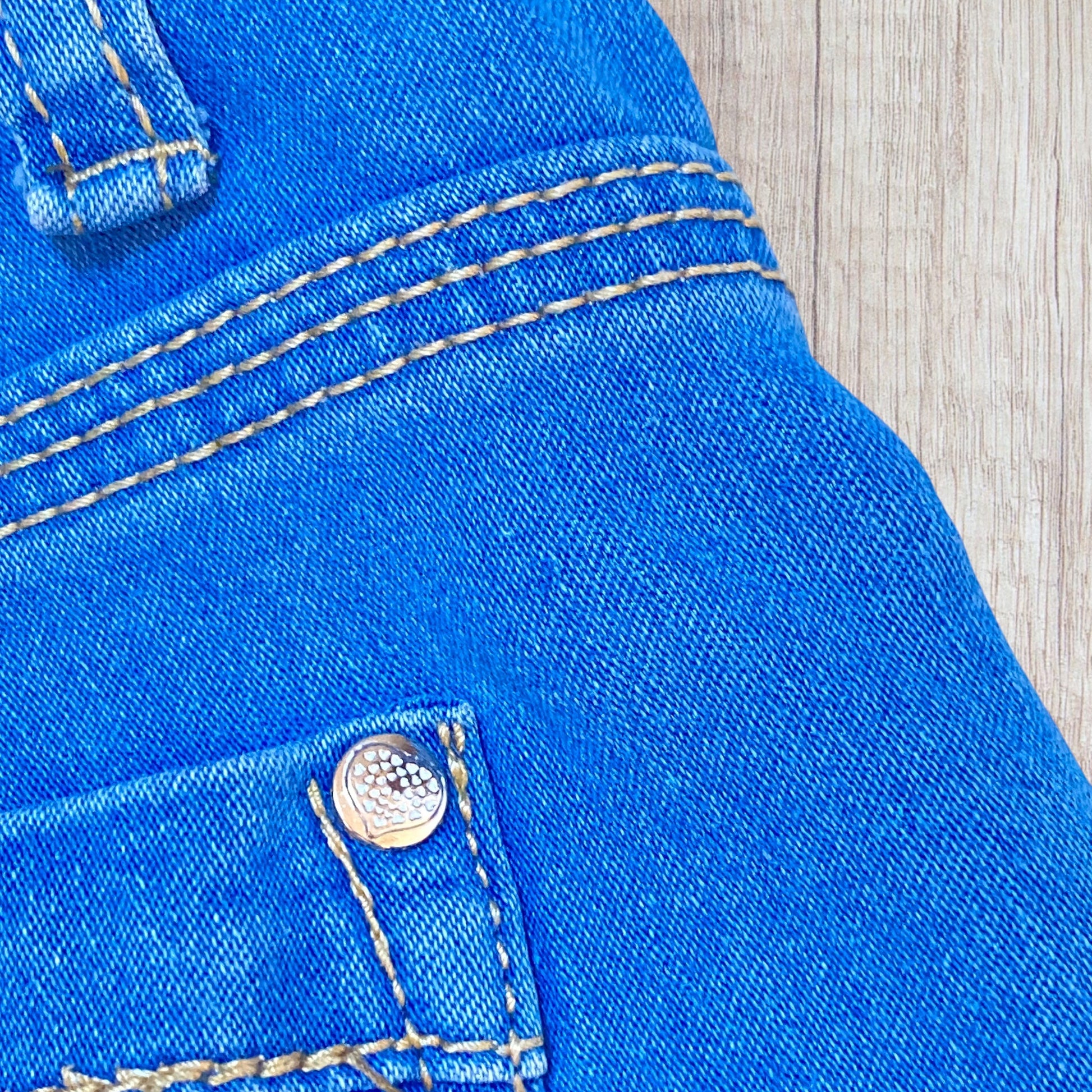 Jean slim femme By Sasha L bleu clair délavé avec boutons et clous cœur argenté