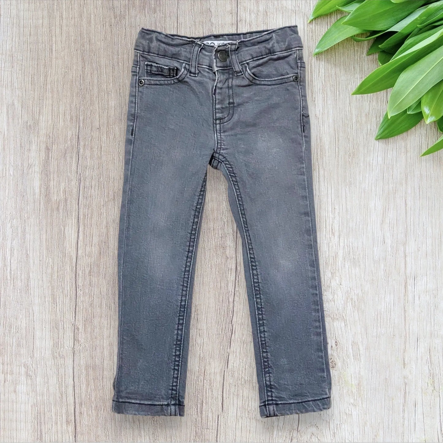 Jean slim garçon 3 ans NPO gris en très bon état.