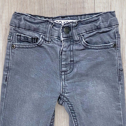 Jean slim garçon 3 ans NPO gris en très bon état.