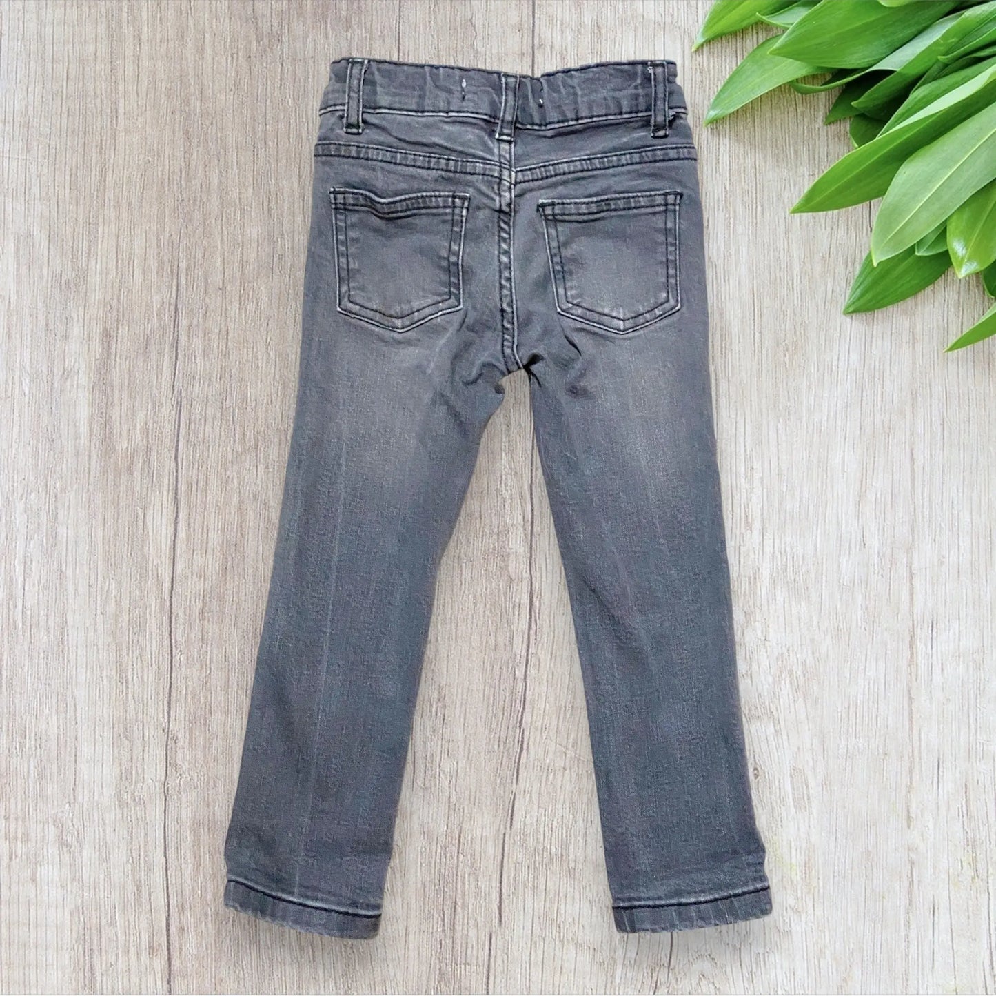 Jean slim garçon 3 ans NPO gris en très bon état.