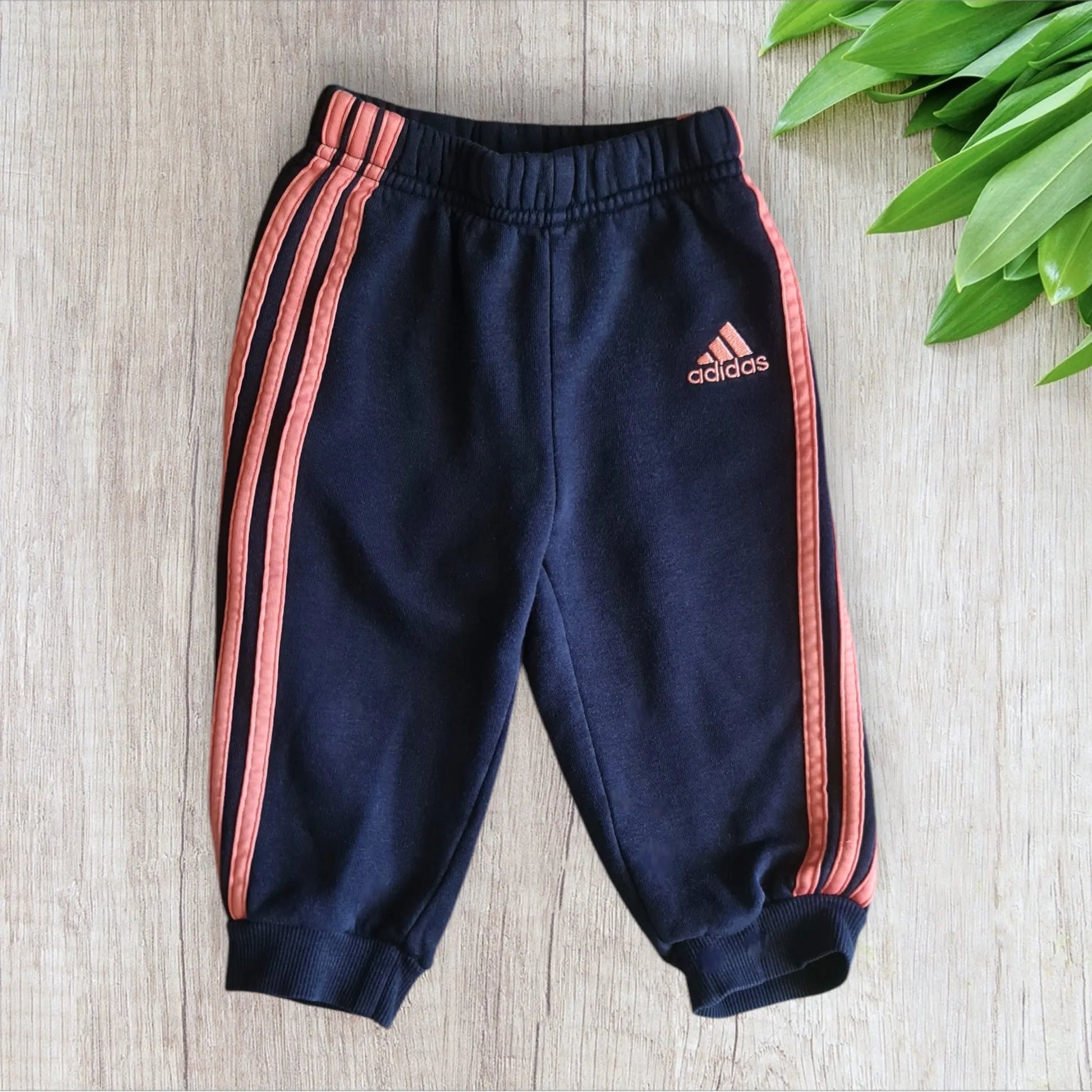 Jogging Adidas bébé fille 6-9 mois bleu marine avec bandes roses, très bon état