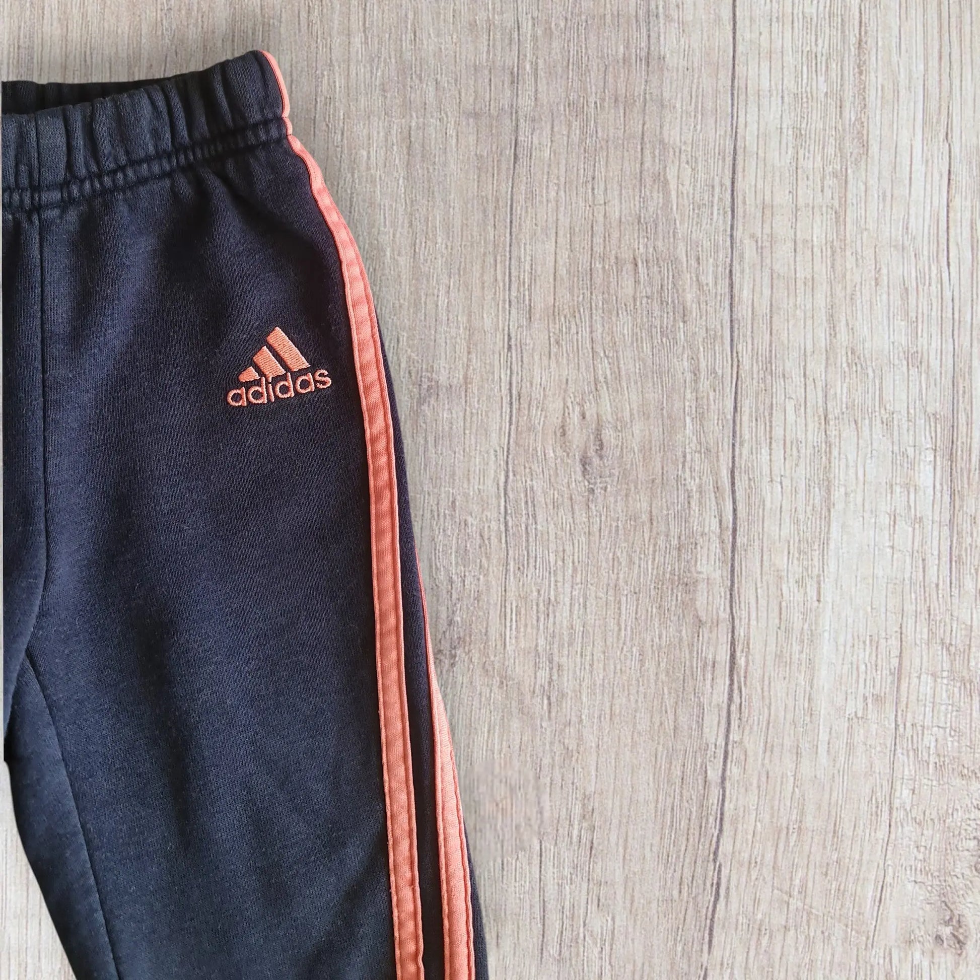 Jogging Adidas bébé fille 6-9 mois bleu marine avec bandes roses, très bon état