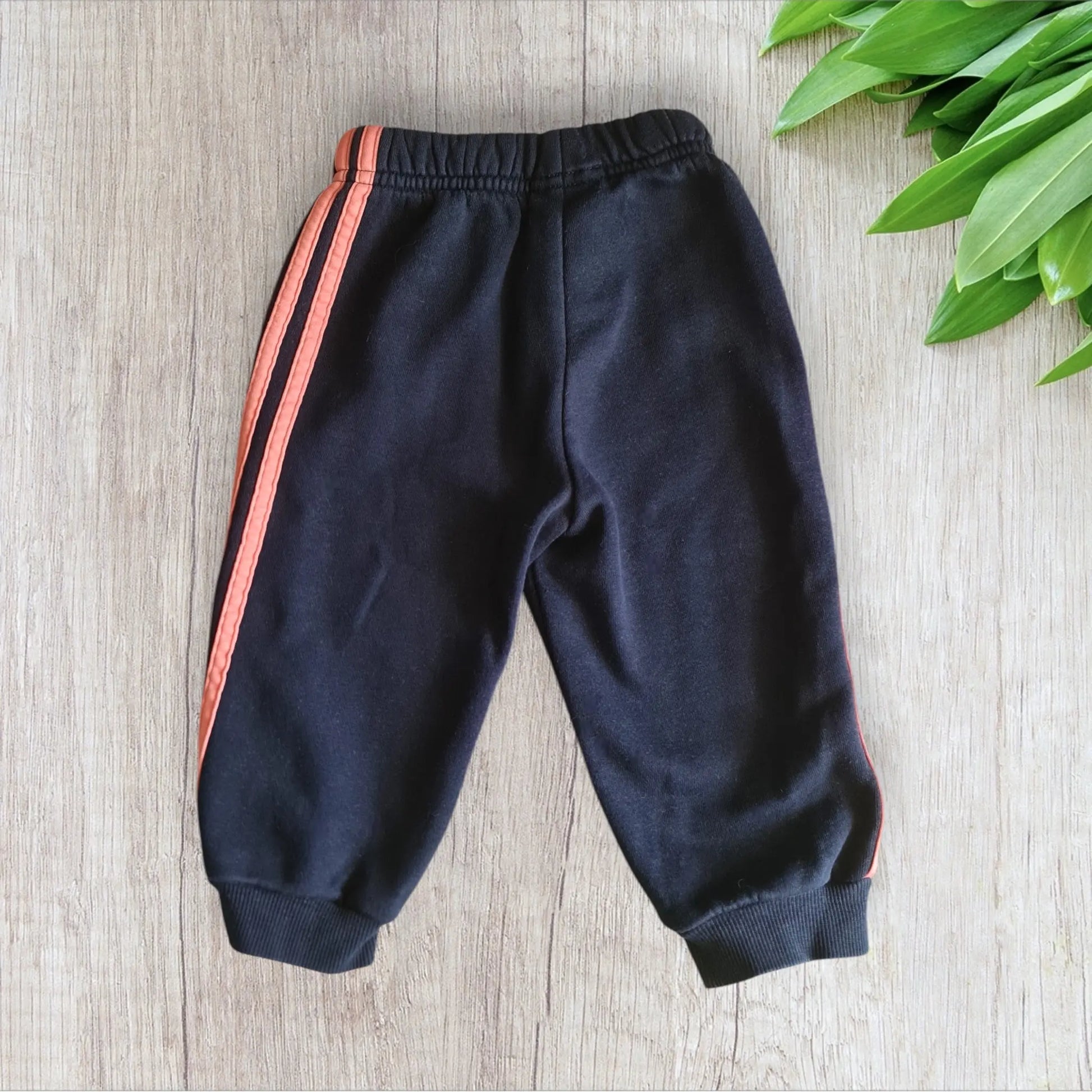 Jogging Adidas bébé fille 6-9 mois bleu marine avec bandes roses, très bon état