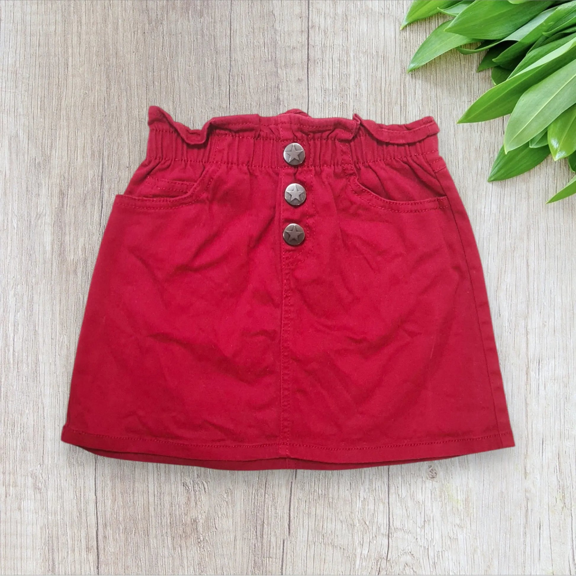 Jupe en jean rouge fille 4 ans – coupe évasée taille élastique – très bon état