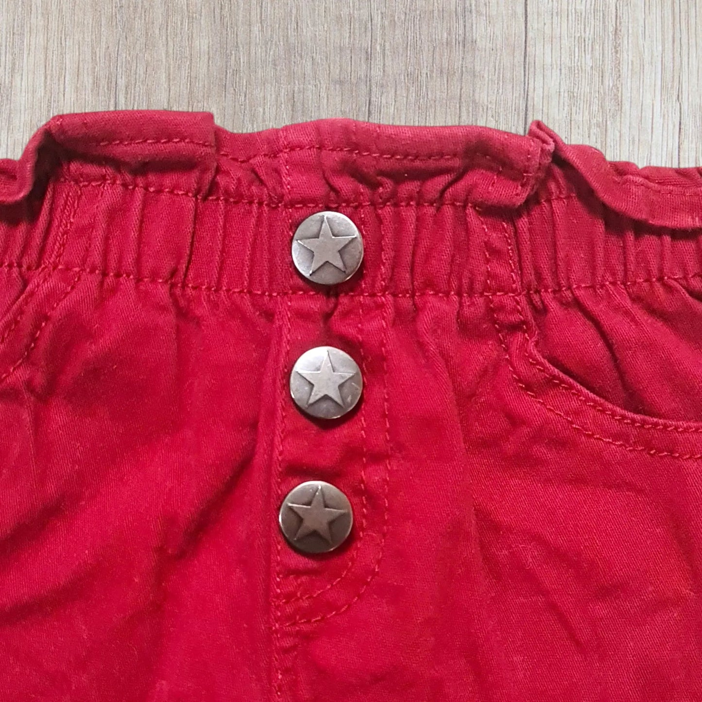 Jupe en jean rouge fille 4 ans – coupe évasée taille élastique – très bon état