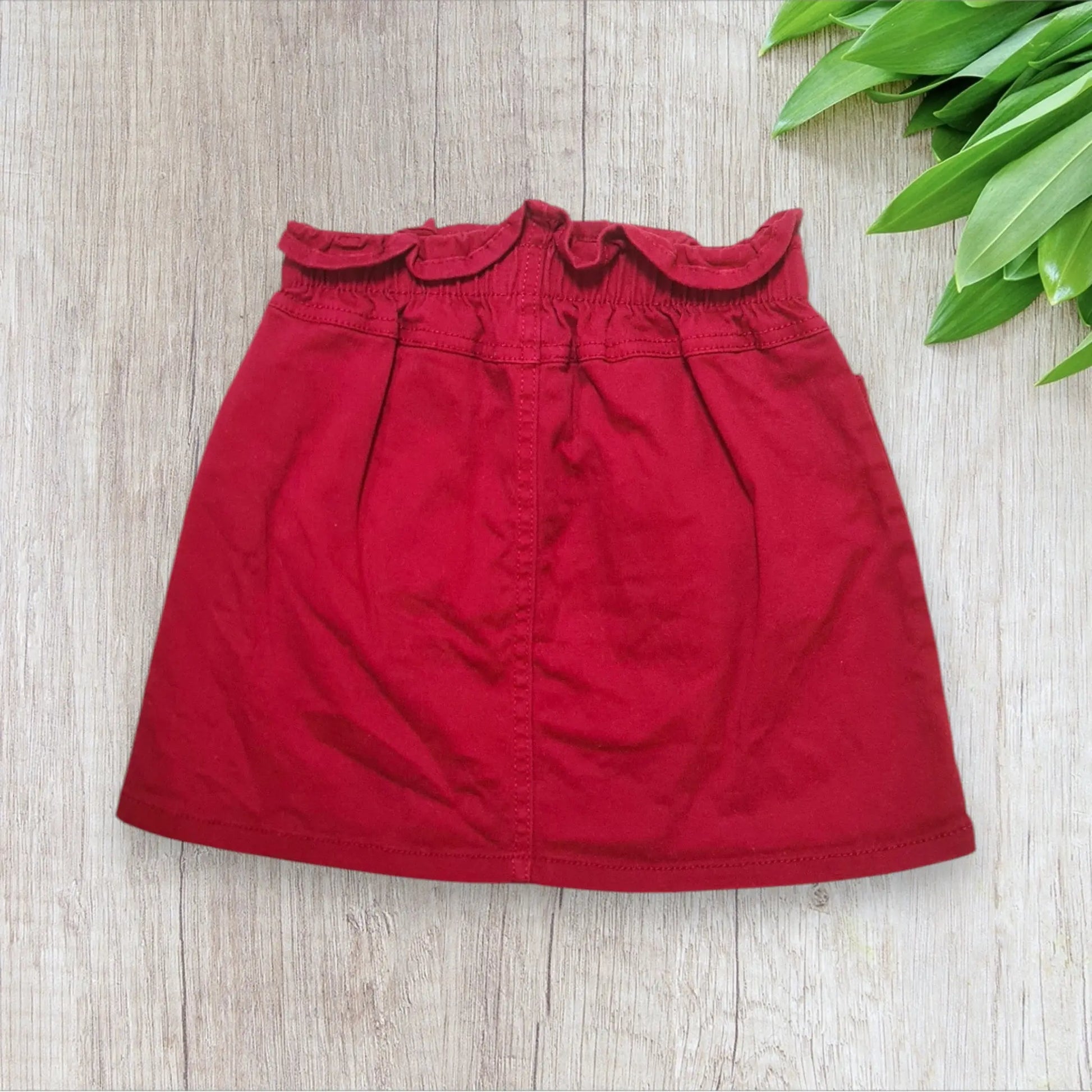 Jupe en jean rouge fille 4 ans – coupe évasée taille élastique – très bon état
