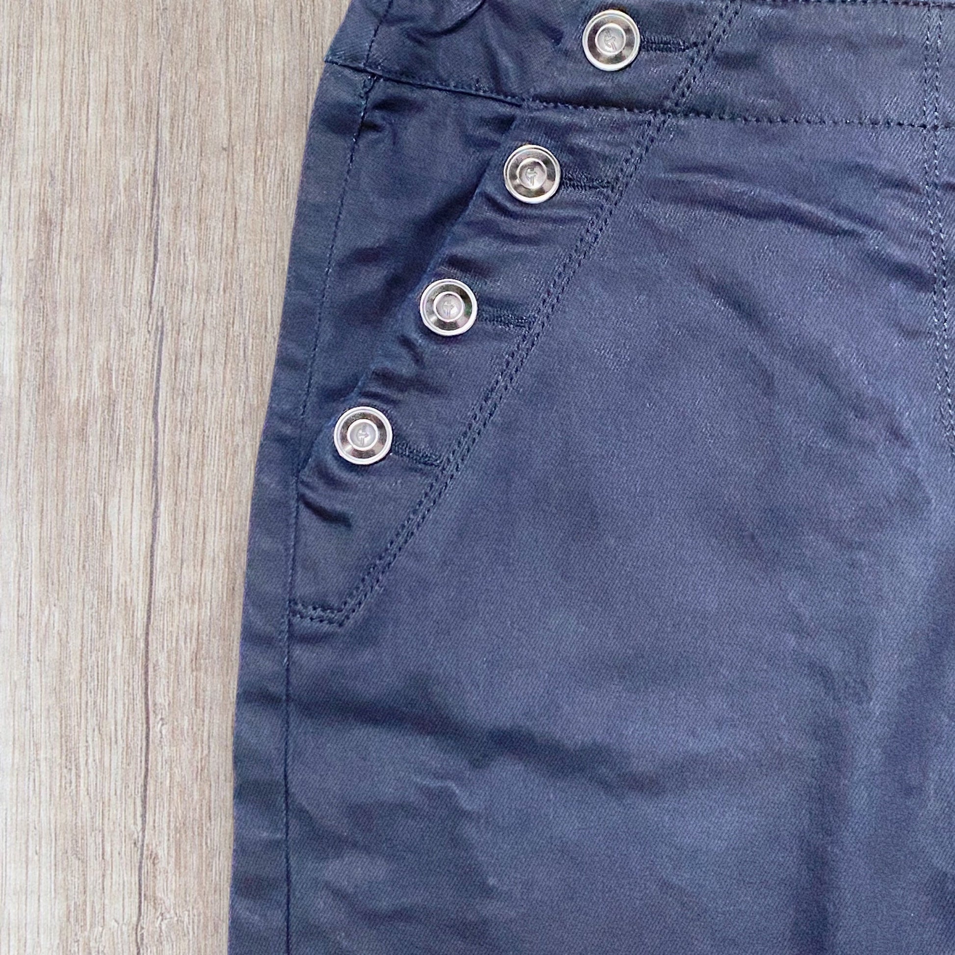 Jupe femme effet huilé bleu marine taille S avec lacet au dos et poches zippées.