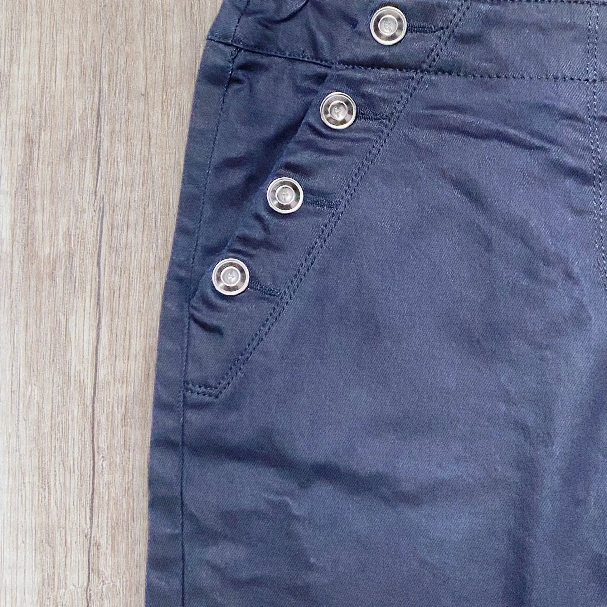 Jupe femme effet huilé bleu marine taille S avec lacet au dos et poches zippées.