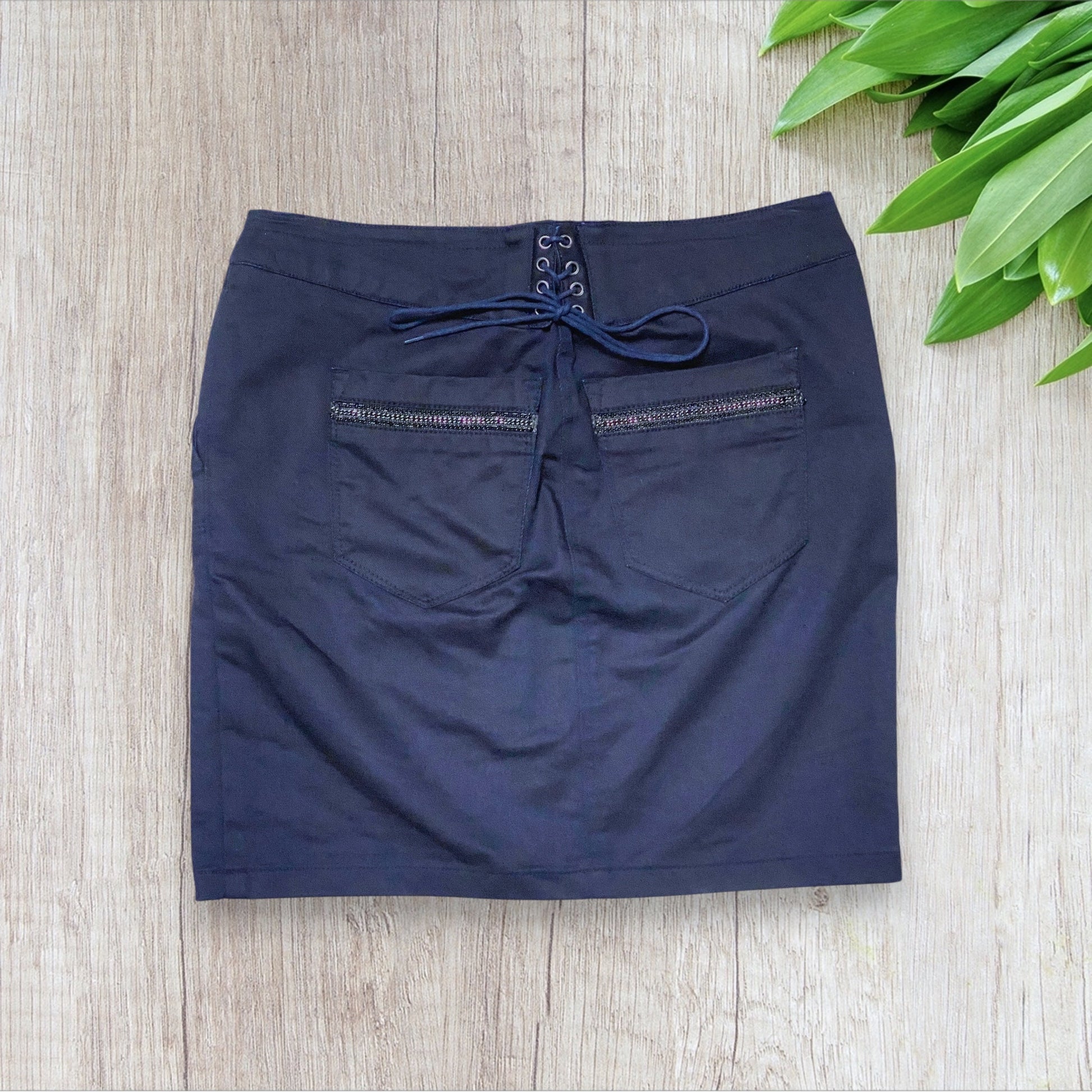 Jupe femme effet huilé bleu marine taille S avec lacet au dos et poches zippées.