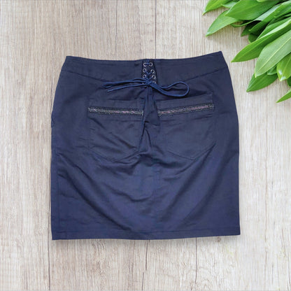 Jupe femme effet huilé bleu marine taille S avec lacet au dos et poches zippées.