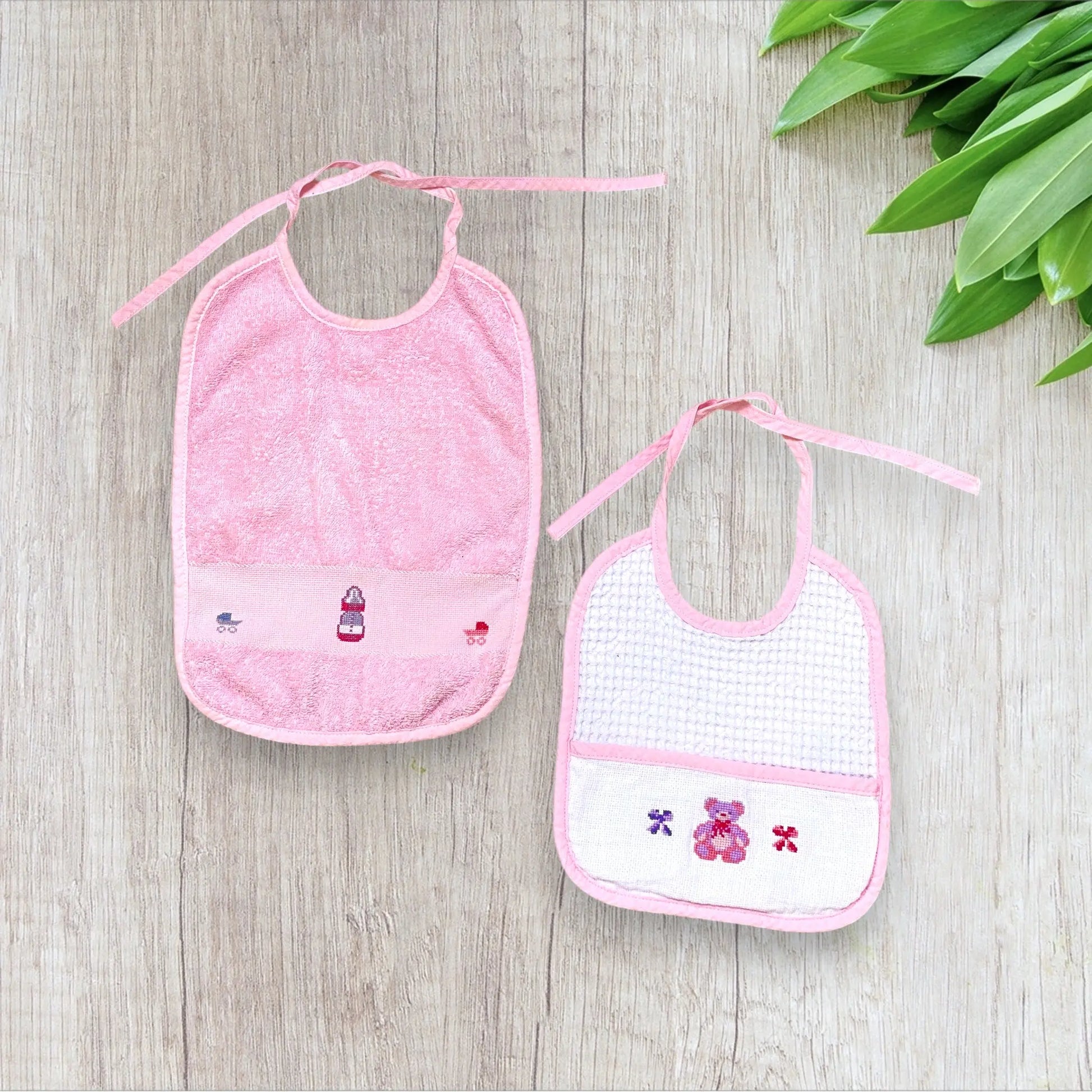 Lot de deux bavoirs bébé fille faits main – broderies ourson, fleurs, biberon et poussette – très bon état