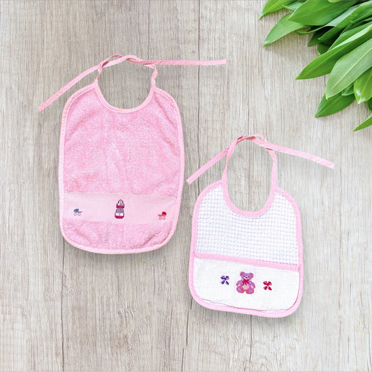 Lot de deux bavoirs bébé fille faits main – broderies ourson, fleurs, biberon et poussette – très bon état