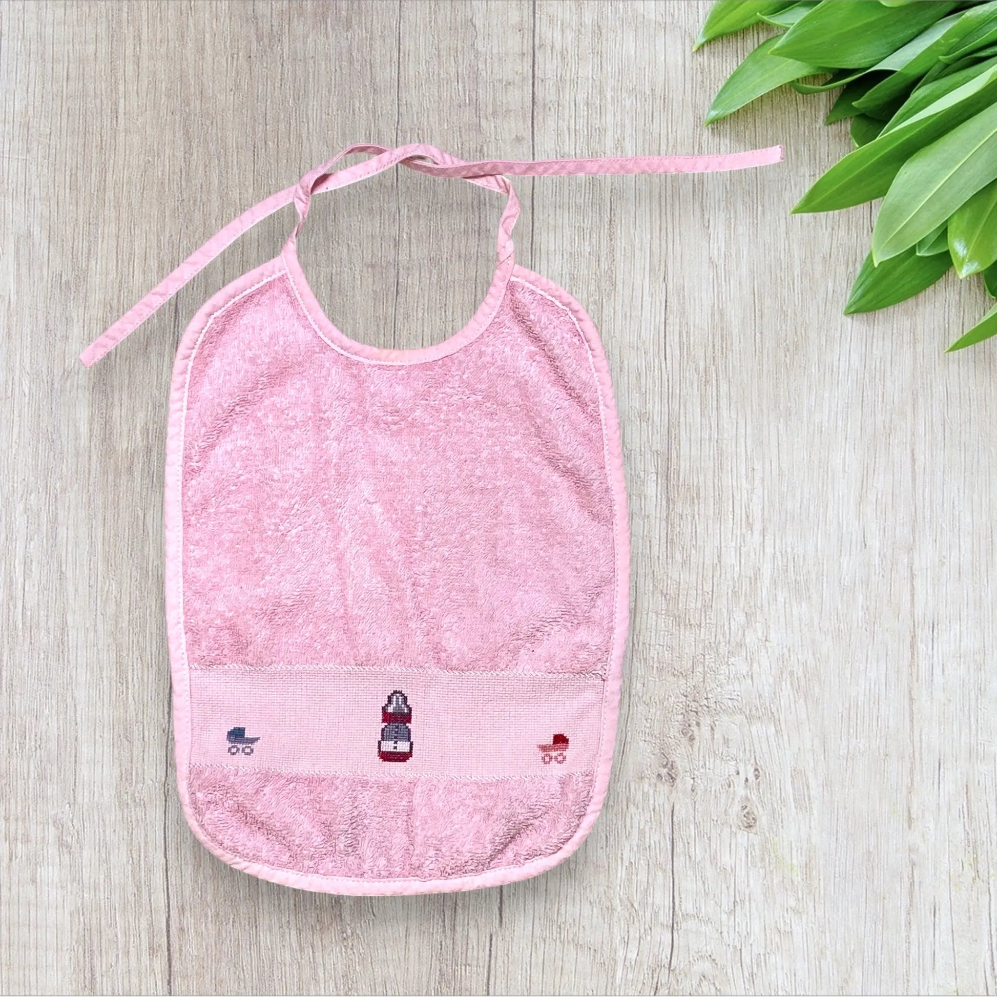 Lot de deux bavoirs bébé fille faits main – broderies ourson, fleurs, biberon et poussette – très bon état
