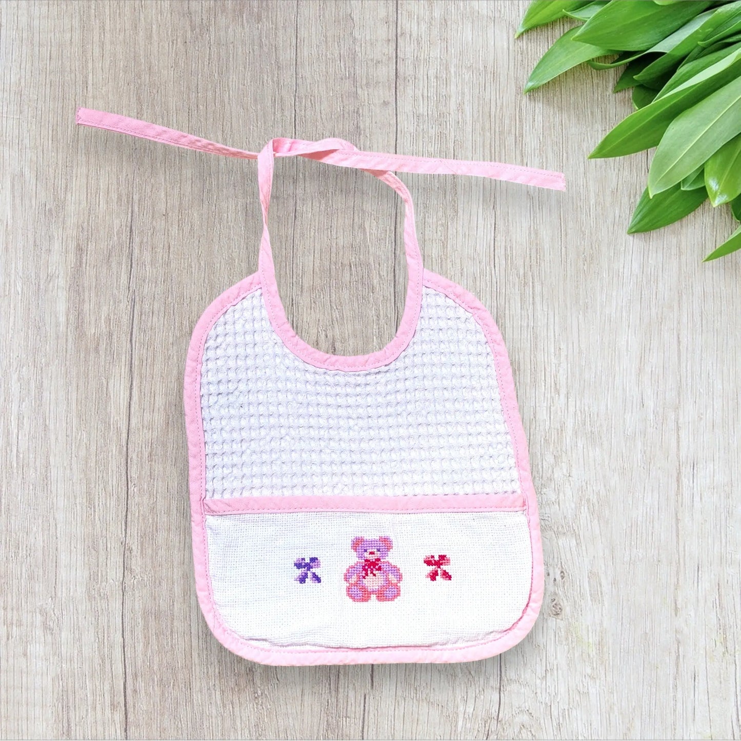 Lot de deux bavoirs bébé fille faits main – broderies ourson, fleurs, biberon et poussette – très bon état