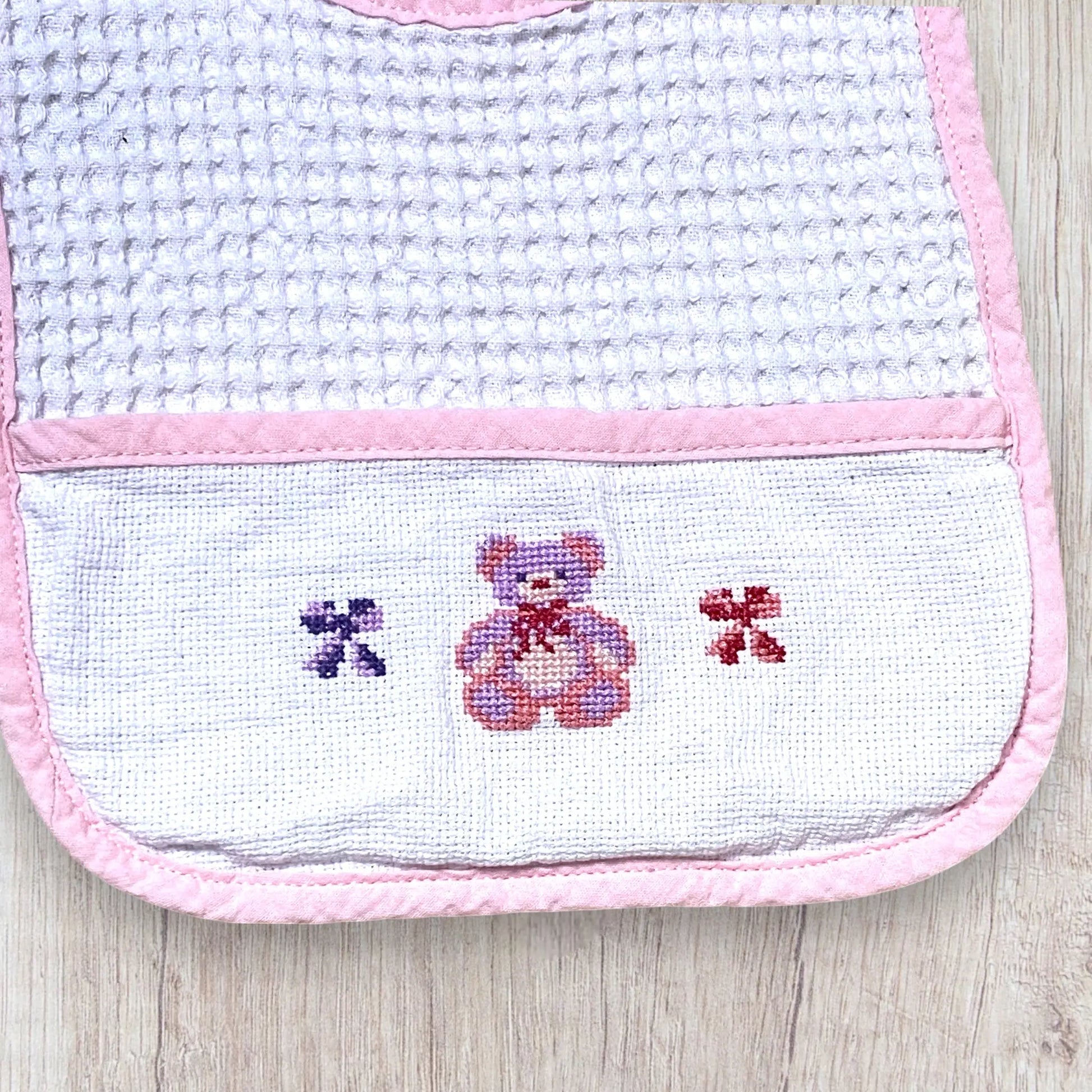 Lot de deux bavoirs bébé fille faits main – broderies ourson, fleurs, biberon et poussette – très bon état