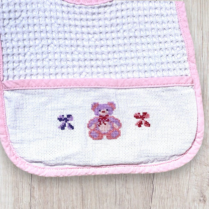 Lot de deux bavoirs bébé fille faits main – broderies ourson, fleurs, biberon et poussette – très bon état