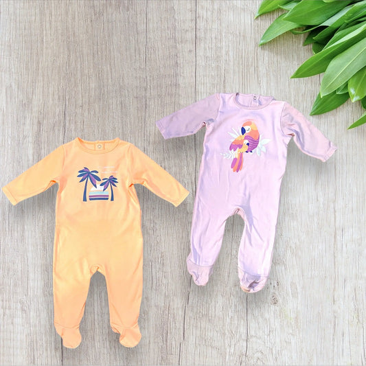 Lot de 2 pyjamas bébé fille 6 mois – très bon état – perroquet et palmier