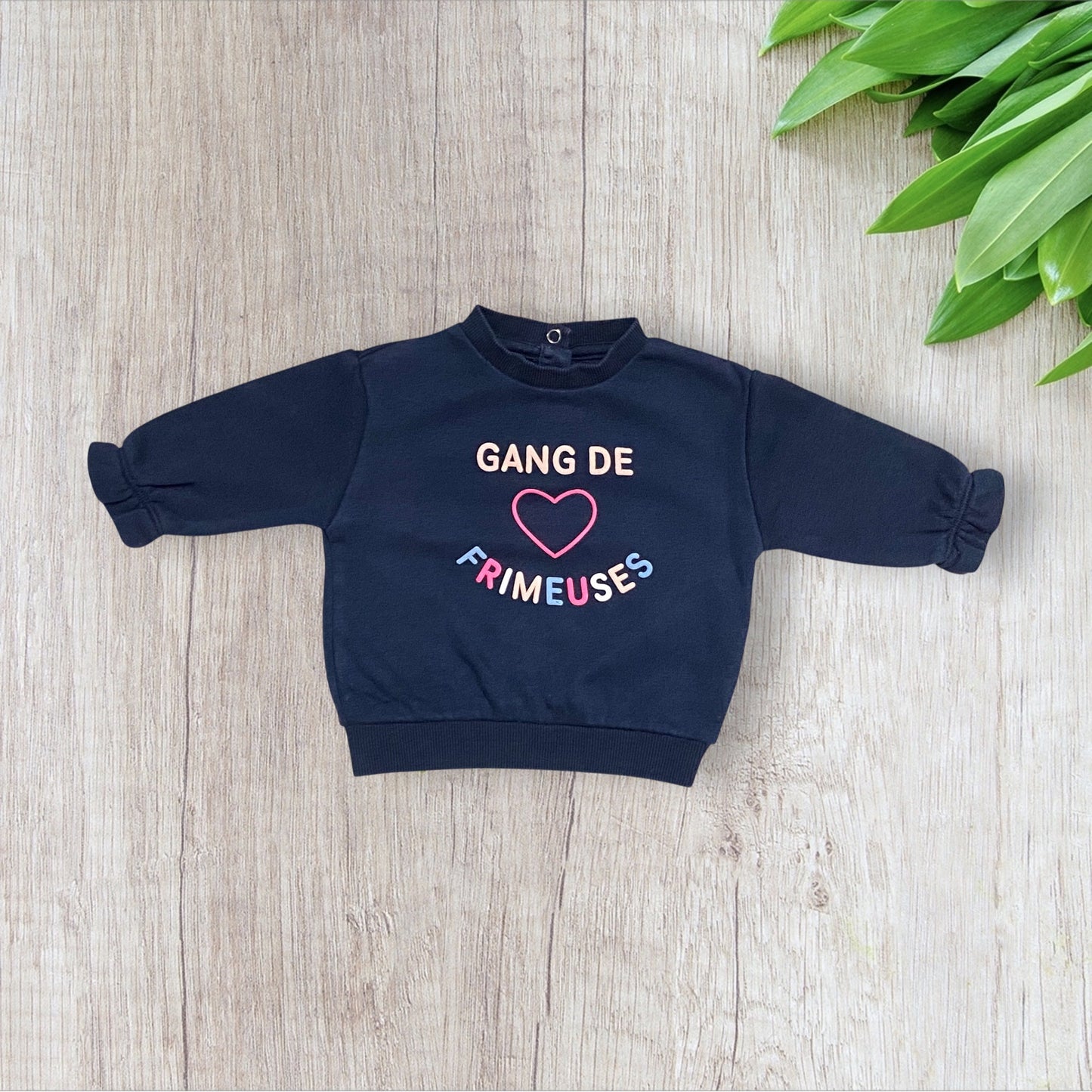 Lot de pulls bébé fille Gémo 6 mois bleu marine à message et motif fleuri.