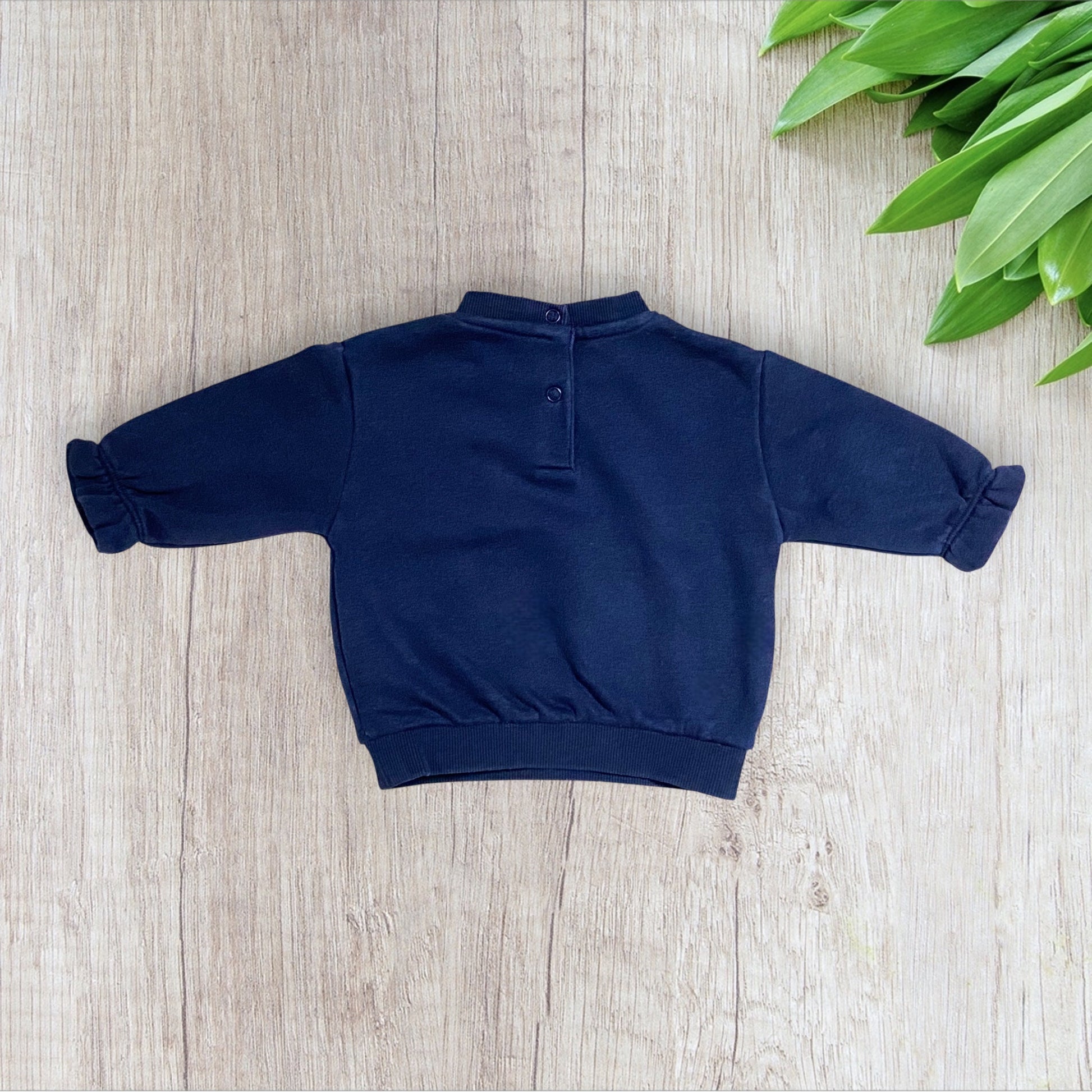 Lot de pulls bébé fille Gémo 6 mois bleu marine à message et motif fleuri.