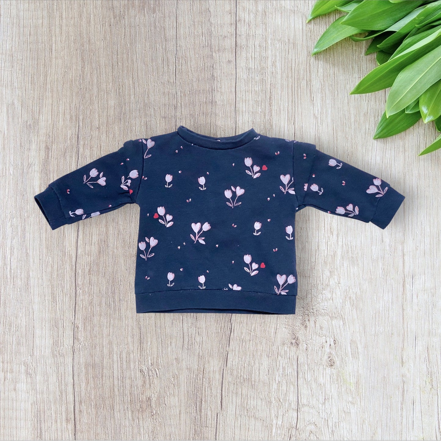 Lot de pulls bébé fille Gémo 6 mois bleu marine à message et motif fleuri.