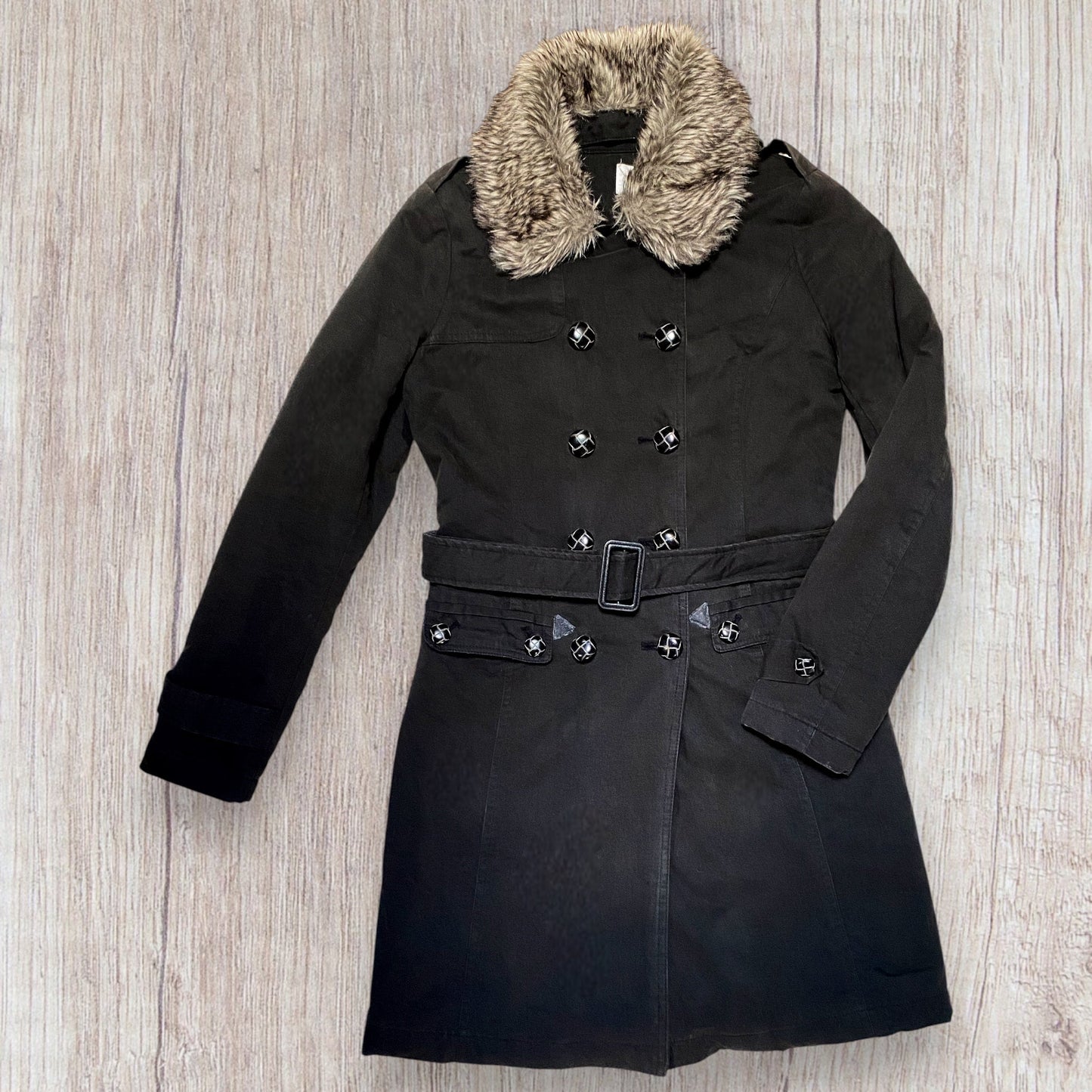 Manteau femme Camaïeu noir taille 36 avec col en fausse fourrure amovible et ceinture.