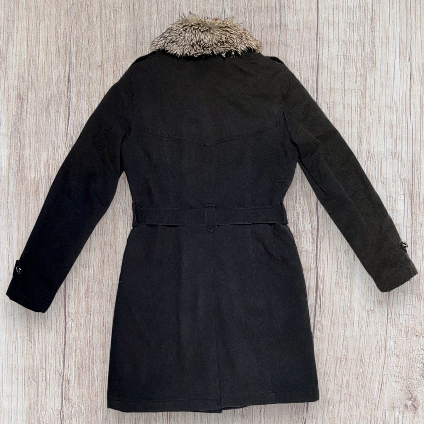 Manteau femme Camaïeu noir taille 36 avec col en fausse fourrure amovible et ceinture.
