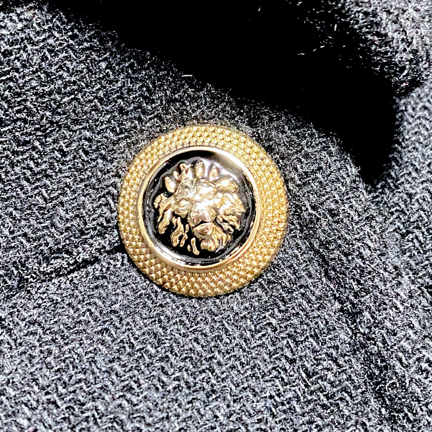 Manteau hiver femme Zara noir en laine taille XXL avec double boutonnage doré.