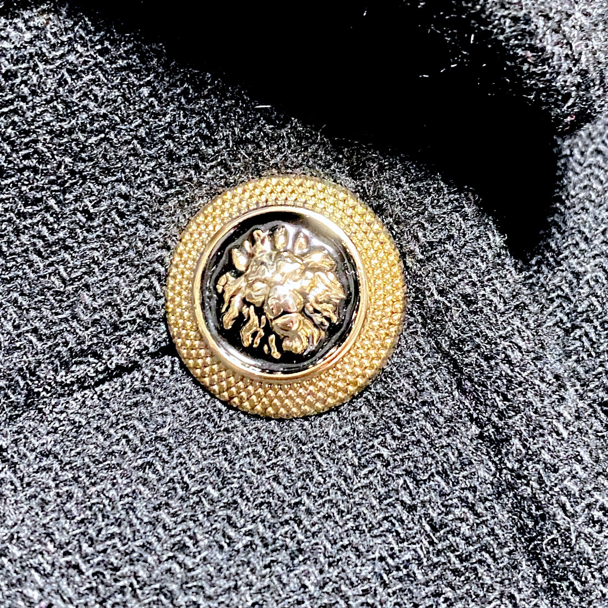 Manteau hiver femme Zara noir en laine taille XXL avec double boutonnage doré.