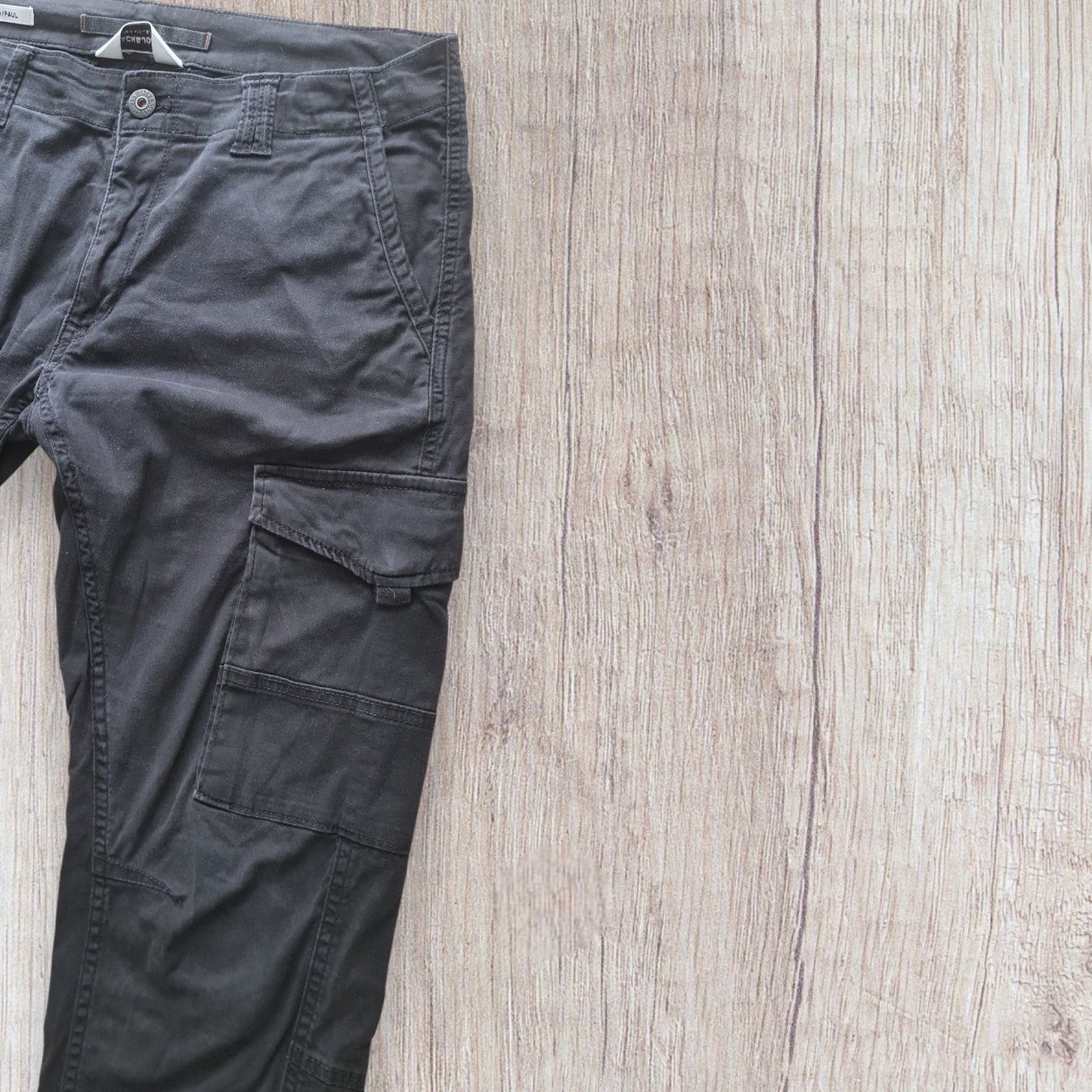 Pantalon cargo homme Jack&Jones noir taille 44 très bon état avec 6 poches et élastique aux chevilles