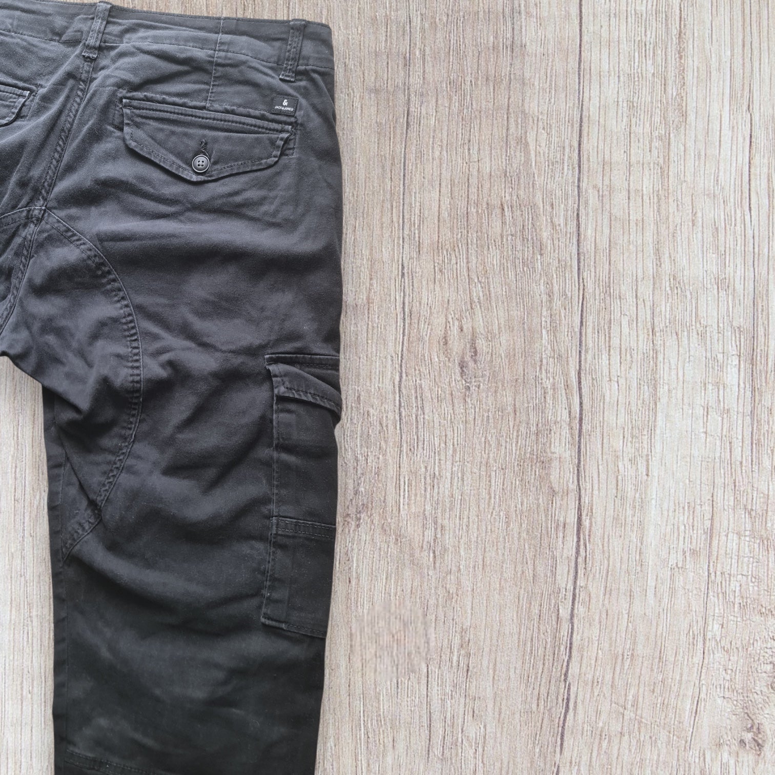 Pantalon cargo homme Jack&Jones noir taille 44 très bon état avec 6 poches et élastique aux chevilles