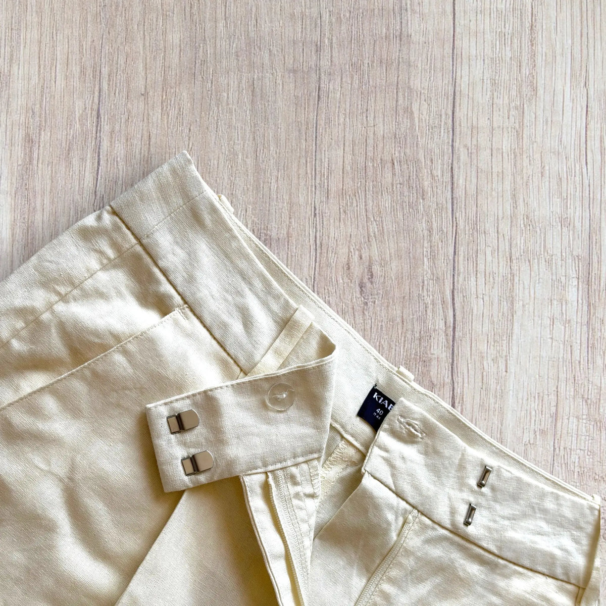 Pantalon femme Kiabi taille 40 crème à coupe droite.