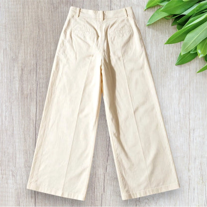 Pantalon femme Kiabi taille 40 crème à coupe droite.