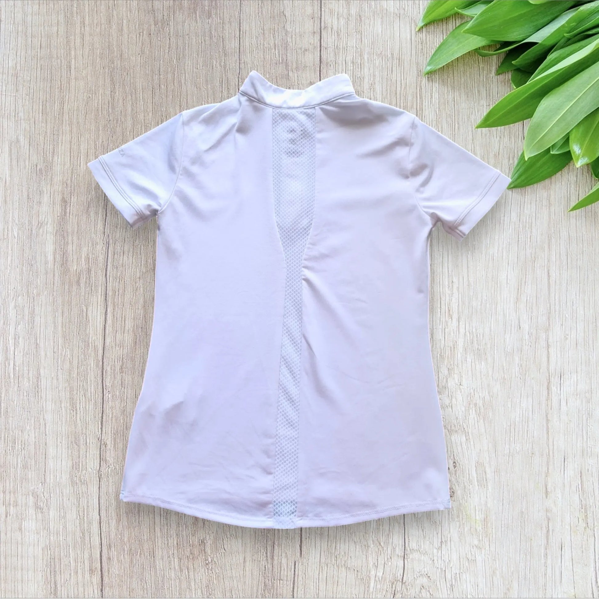 Polo de concours équitation Fouganza 5-6 ans blanc, col zippé, dos mesh, très bon état