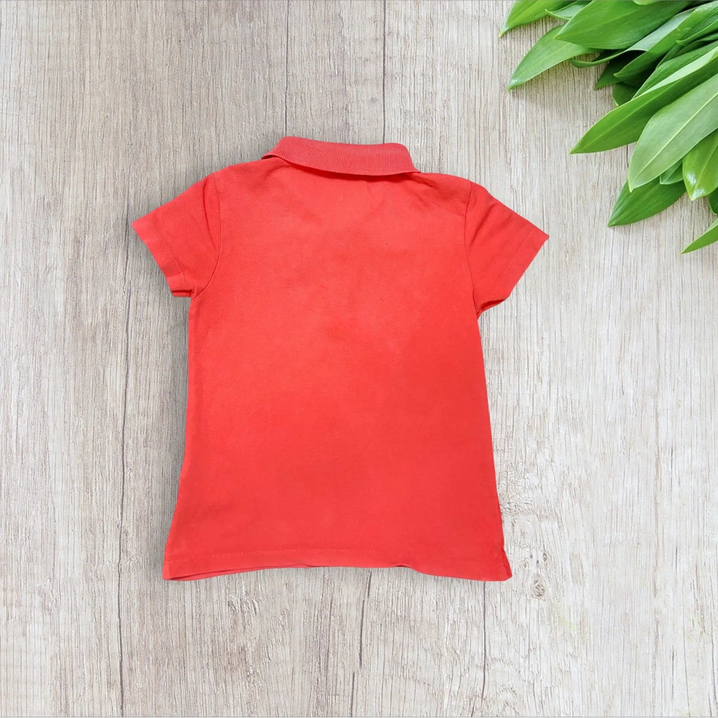 Polo garçon Gémo 5 ans – corail flashy – broderie requin – manches courtes – très bon état