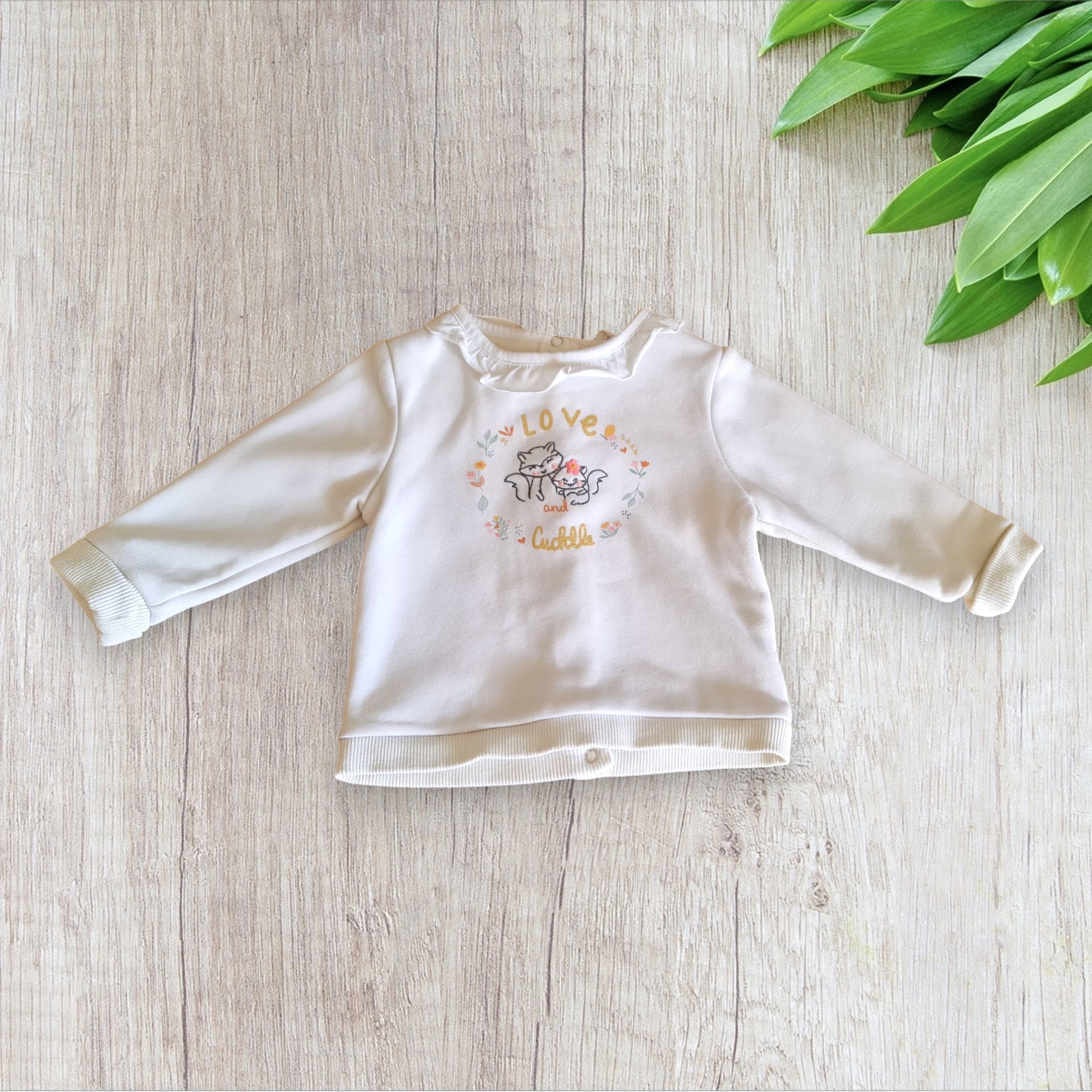 Pull bébé fille Orchestra 6 mois blanc fleuri avec renards brodés et écriture dorée pailletée, très bon état